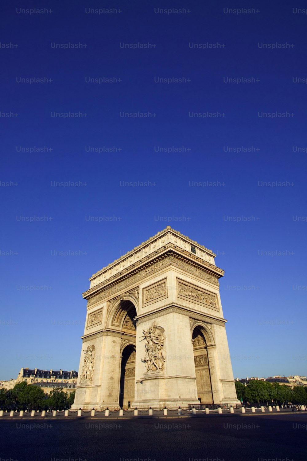 the arc of triumph in paris against a blue sky