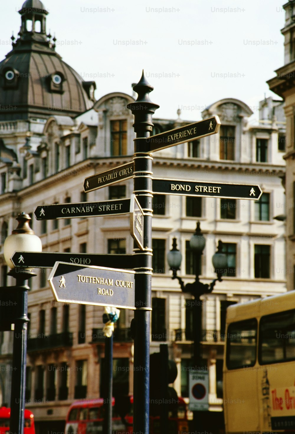 un poste con muchos letreros de la calle