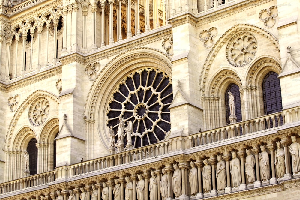 un grand bâtiment avec une horloge à l’avant