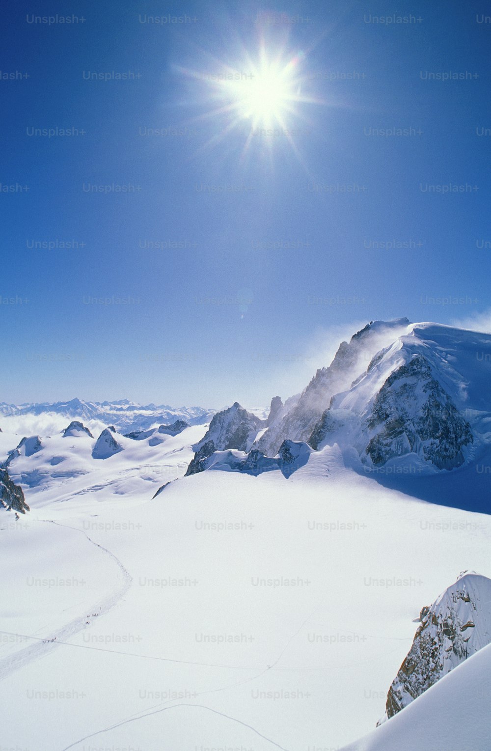 eine Person, die auf Skiern auf einer schneebedeckten Oberfläche fährt