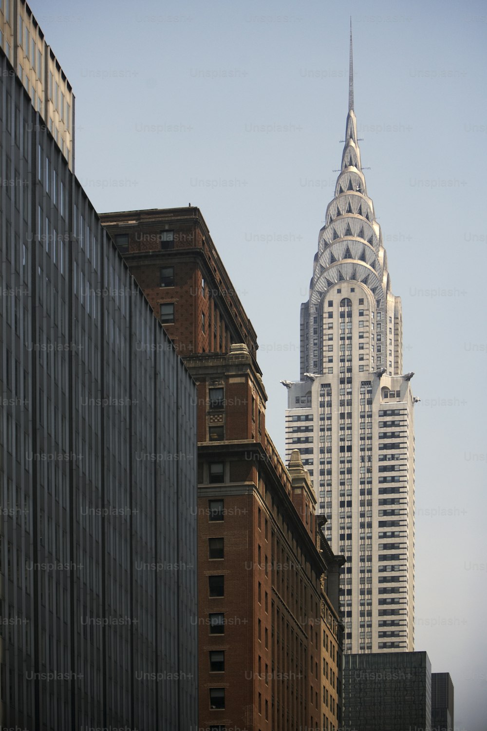 Una vista di un edificio molto alto in città