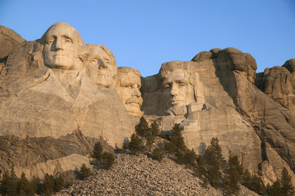 Un groupe de présidents sculpté dans le flanc d’une montagne