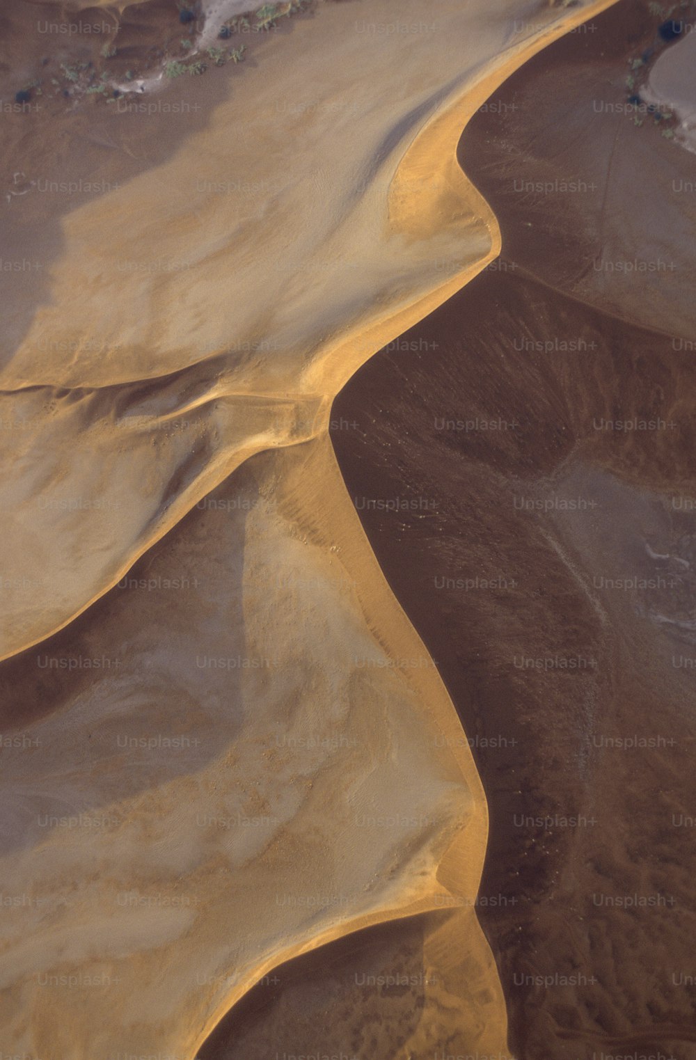 une vue aérienne d’une zone désertique traversée par une rivière