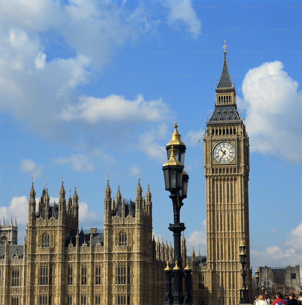 Una gran torre del reloj que se eleva sobre una ciudad