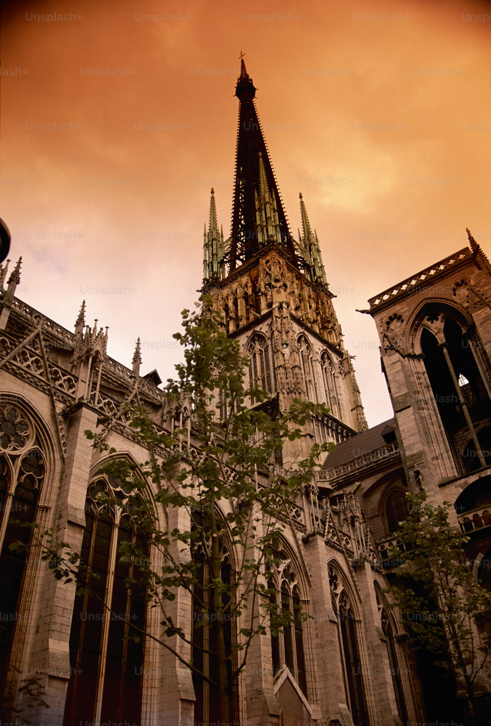 Una gran catedral con un campanario alto en un día nublado