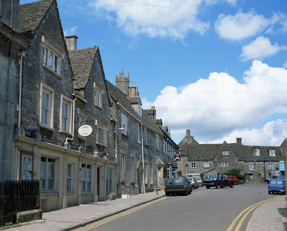 une rue avec des voitures garées des deux côtés