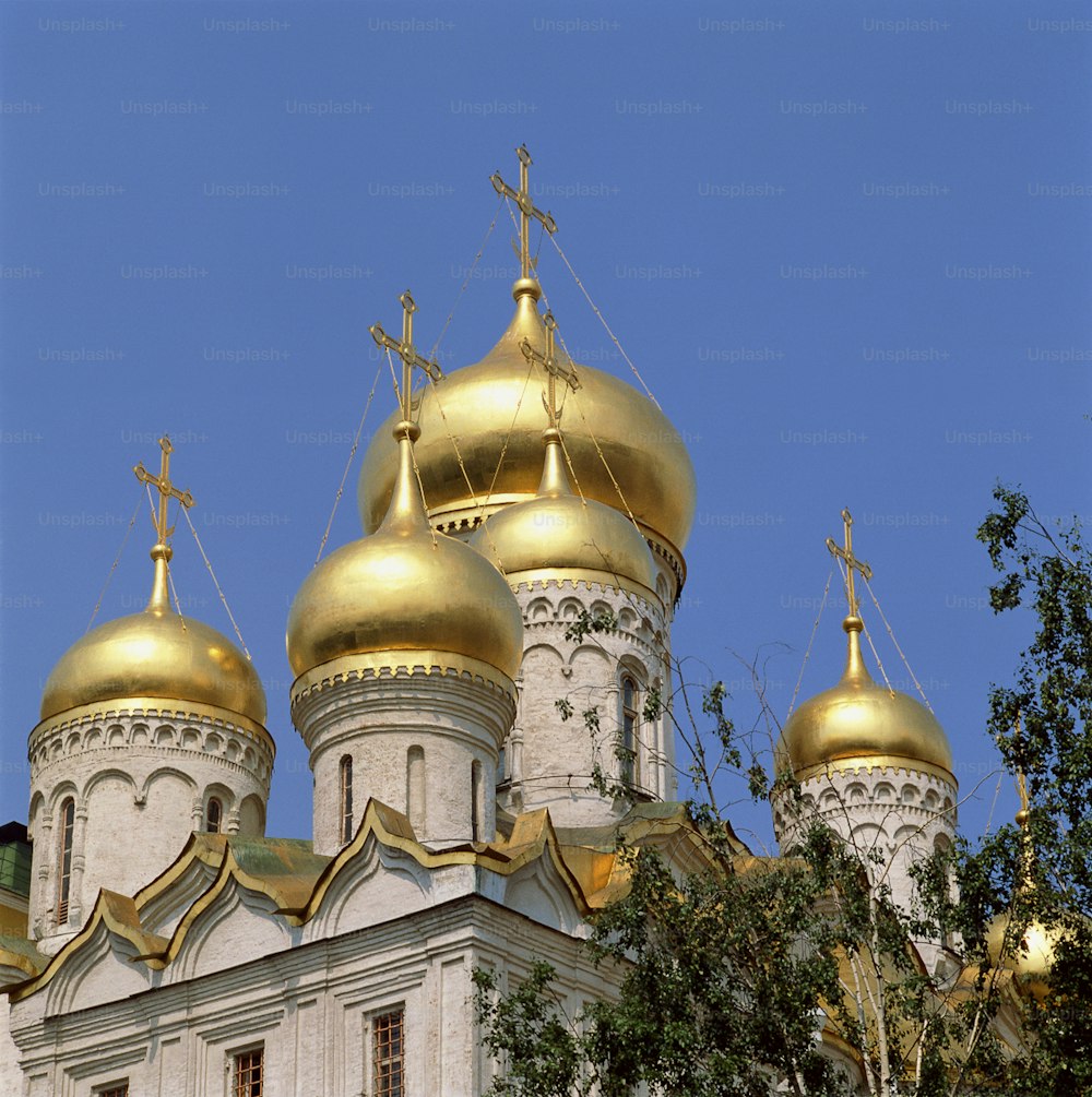 Un grande edificio bianco e oro con cupole d'oro