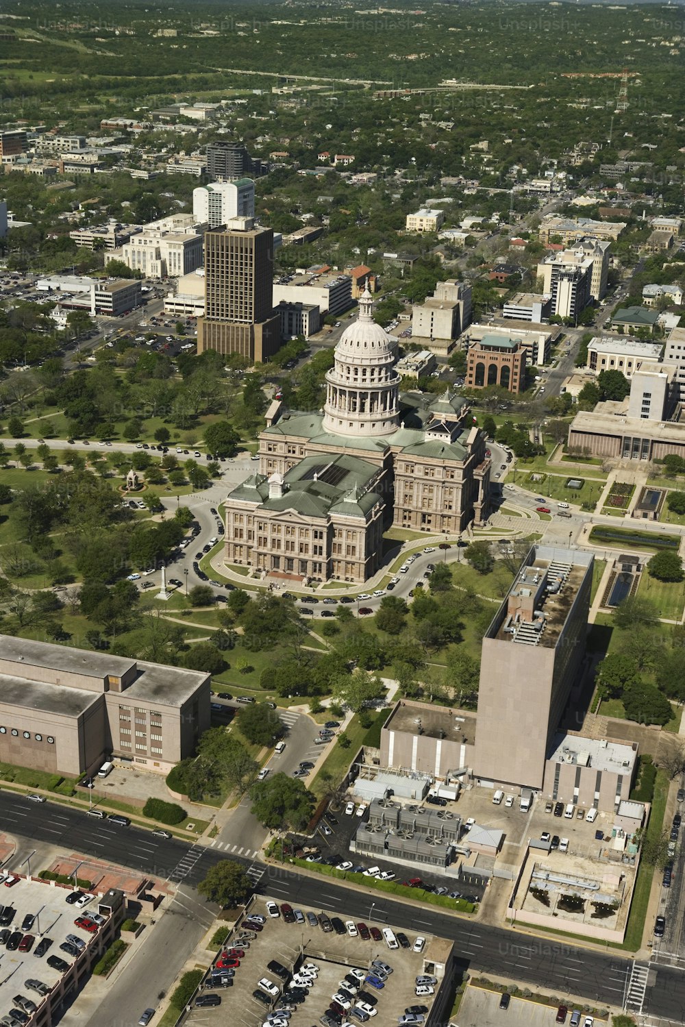 une vue aérienne d’une ville avec un grand bâtiment