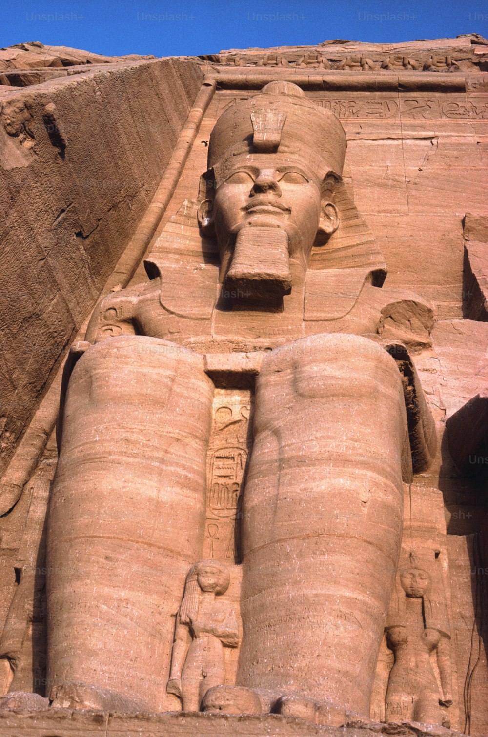 Una grande statua di un dio egizio di fronte a un edificio