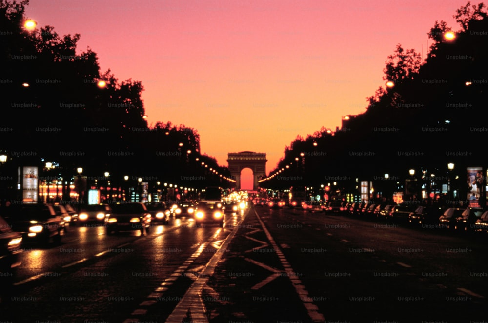 Une rue remplie de circulation sous un ciel rose