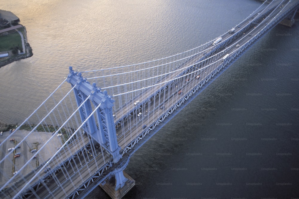 Una vista aérea de un puente sobre un cuerpo de agua
