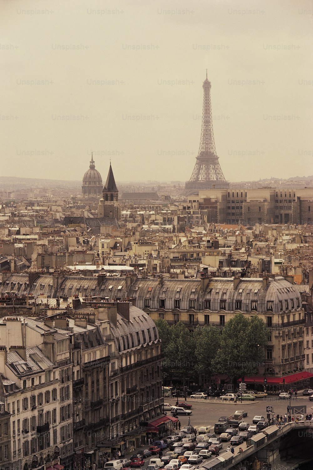 Una vista de la Torre Eiffel desde lo alto de un edificio