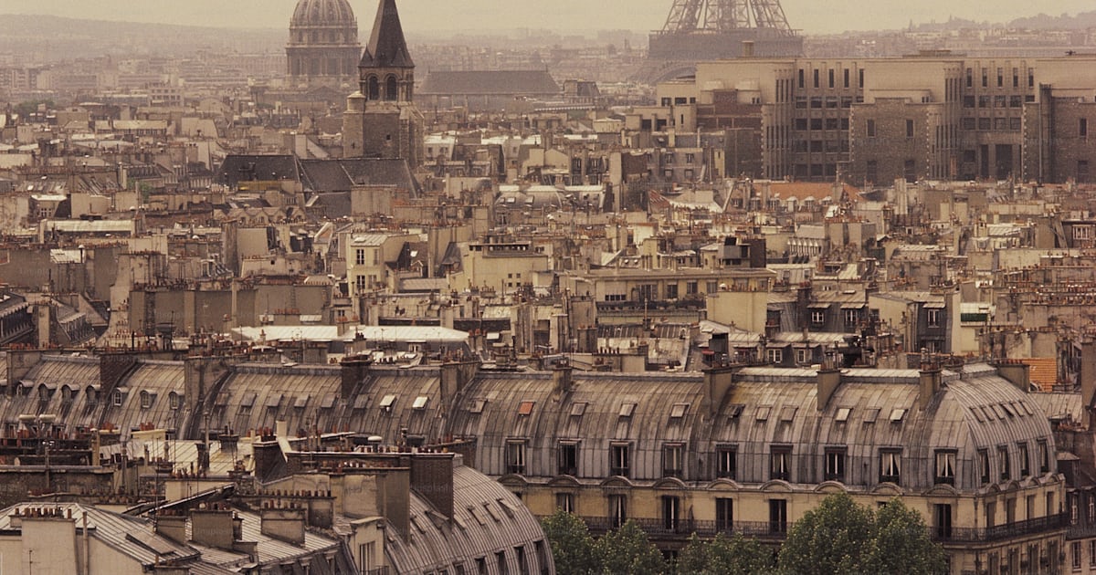 Foto zum Thema Blick auf den Eiffelturm von der Spitze eines Gebäudes