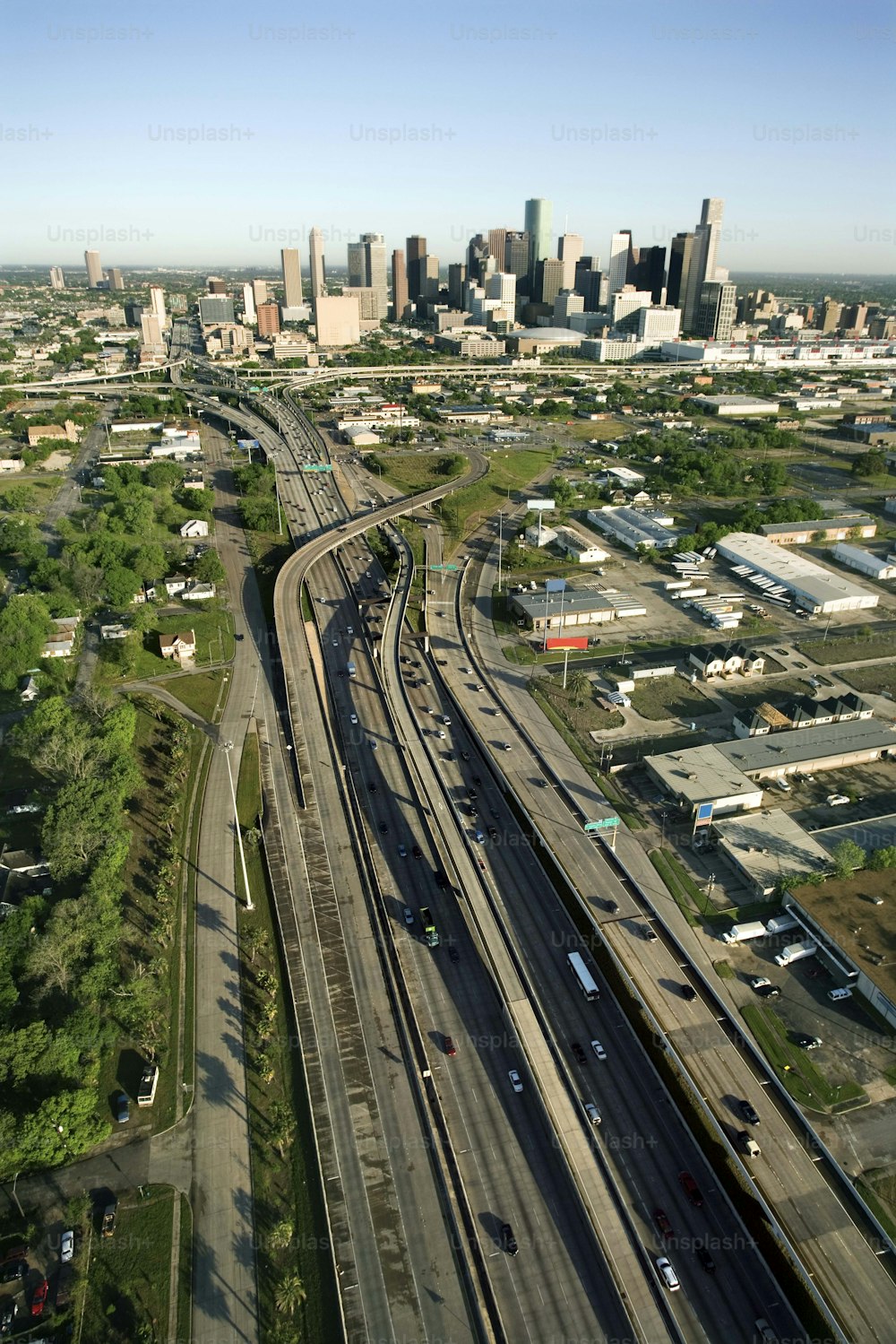 uma vista aérea de uma cidade com um trem nos trilhos