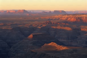 Une vue panoramique sur les Grands Canyons dans le désert