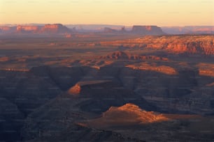 Uma vista panorâmica dos Grand Canyons no deserto