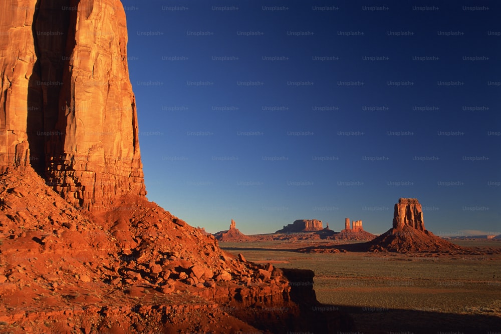 사막 한가운데에 있는 큰 암석