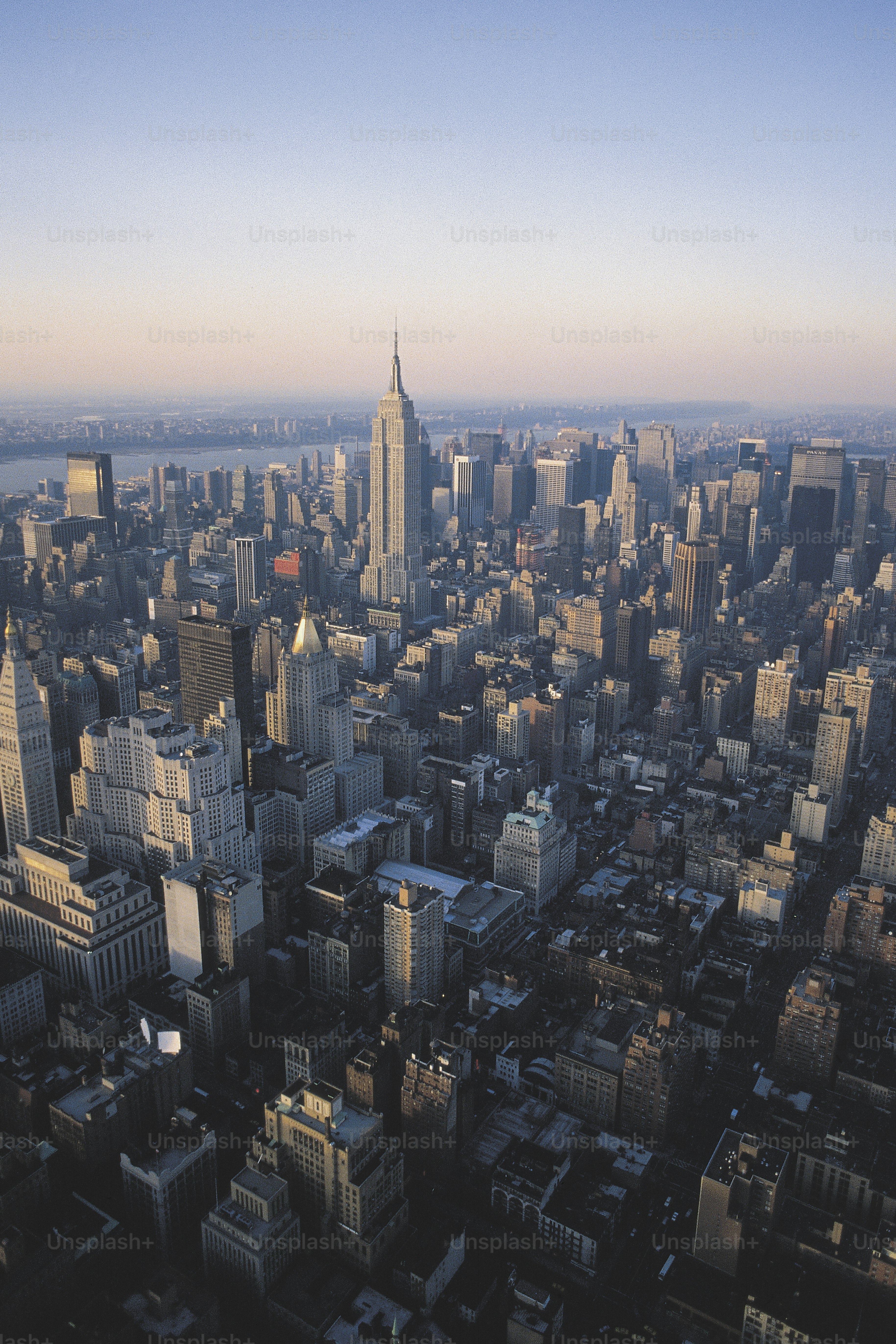 Una vista aérea de una ciudad con edificios altos