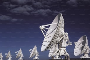 フィールドの上に座っている衛星放送受信アンテナの大規模な配列