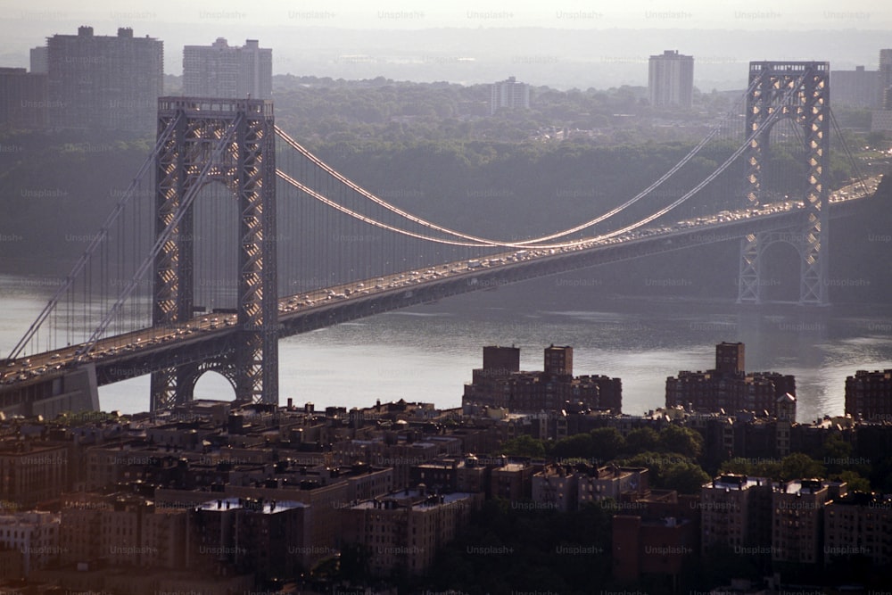 un grande ponte su un grande specchio d'acqua