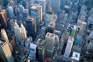 高層ビルのある都市の航空写真