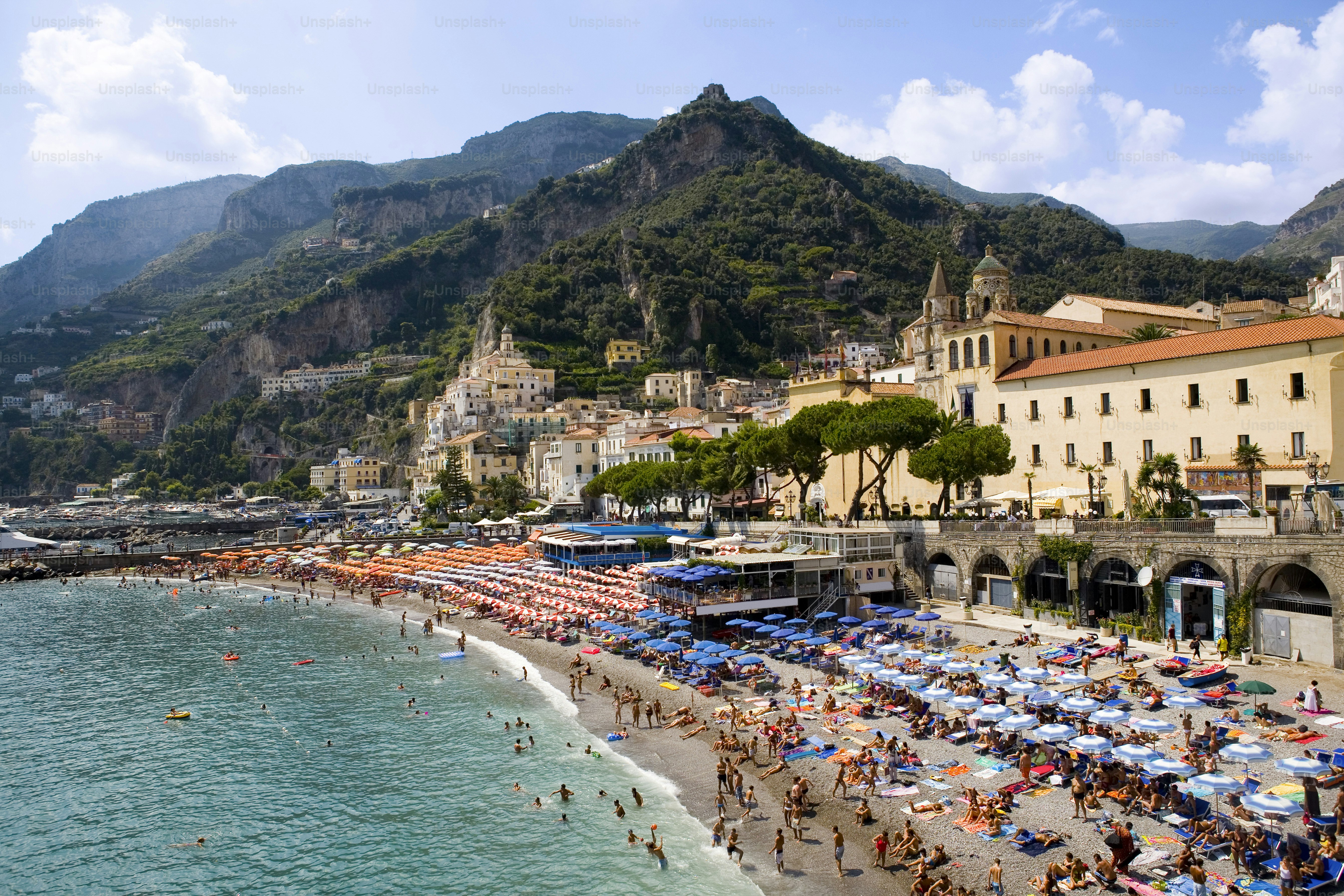 une plage bondée avec beaucoup de monde et des parasols
