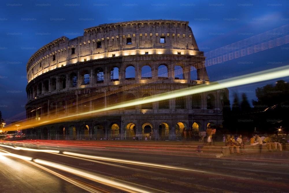 Una foto nocturna de la Colosión en Roma