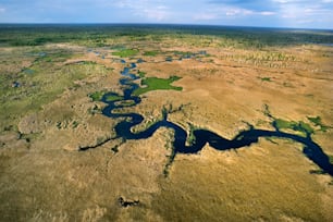 Luftaufnahme eines Flusses in der Mitte einer Ebene