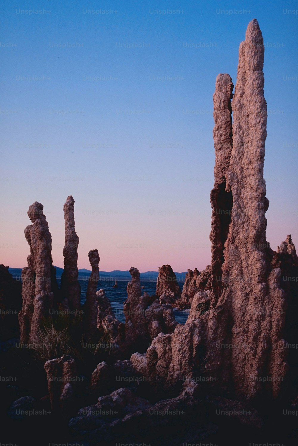 um grupo de formações rochosas no deserto