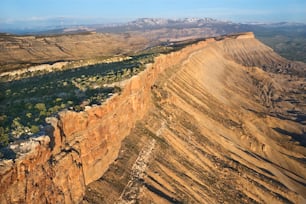 uma vista aérea de um cânion com uma montanha ao fundo