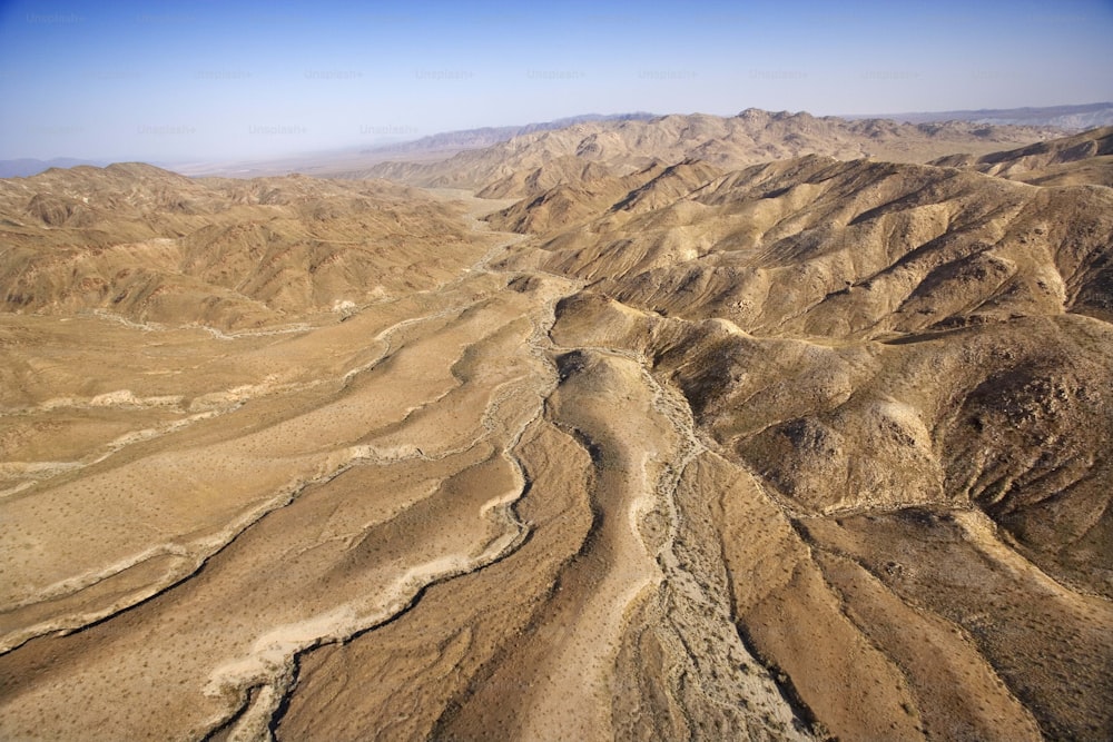 Une vue aérienne d’une chaîne de montagnes dans le désert