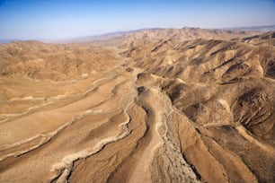 Une vue aérienne d’une chaîne de montagnes dans le désert