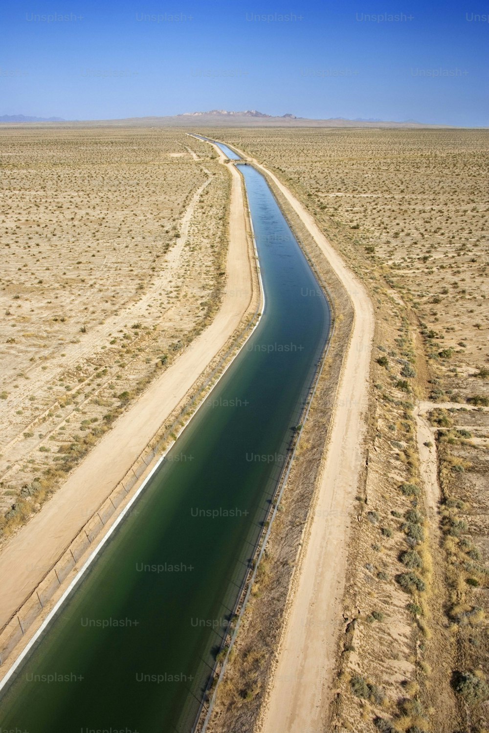 砂漠を流れる川の空撮