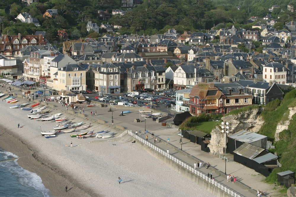 una vista aerea di una spiaggia con barche parcheggiate sulla riva
