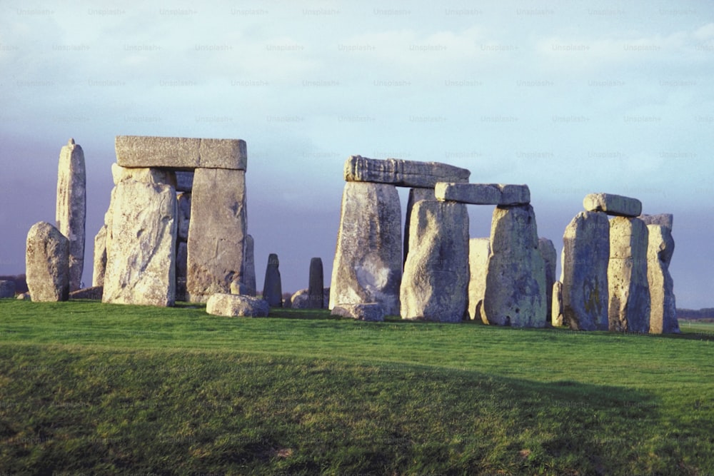 Um grupo de Stonehenges em um campo gramado