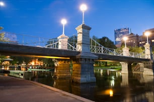 Un puente sobre un cuerpo de agua por la noche