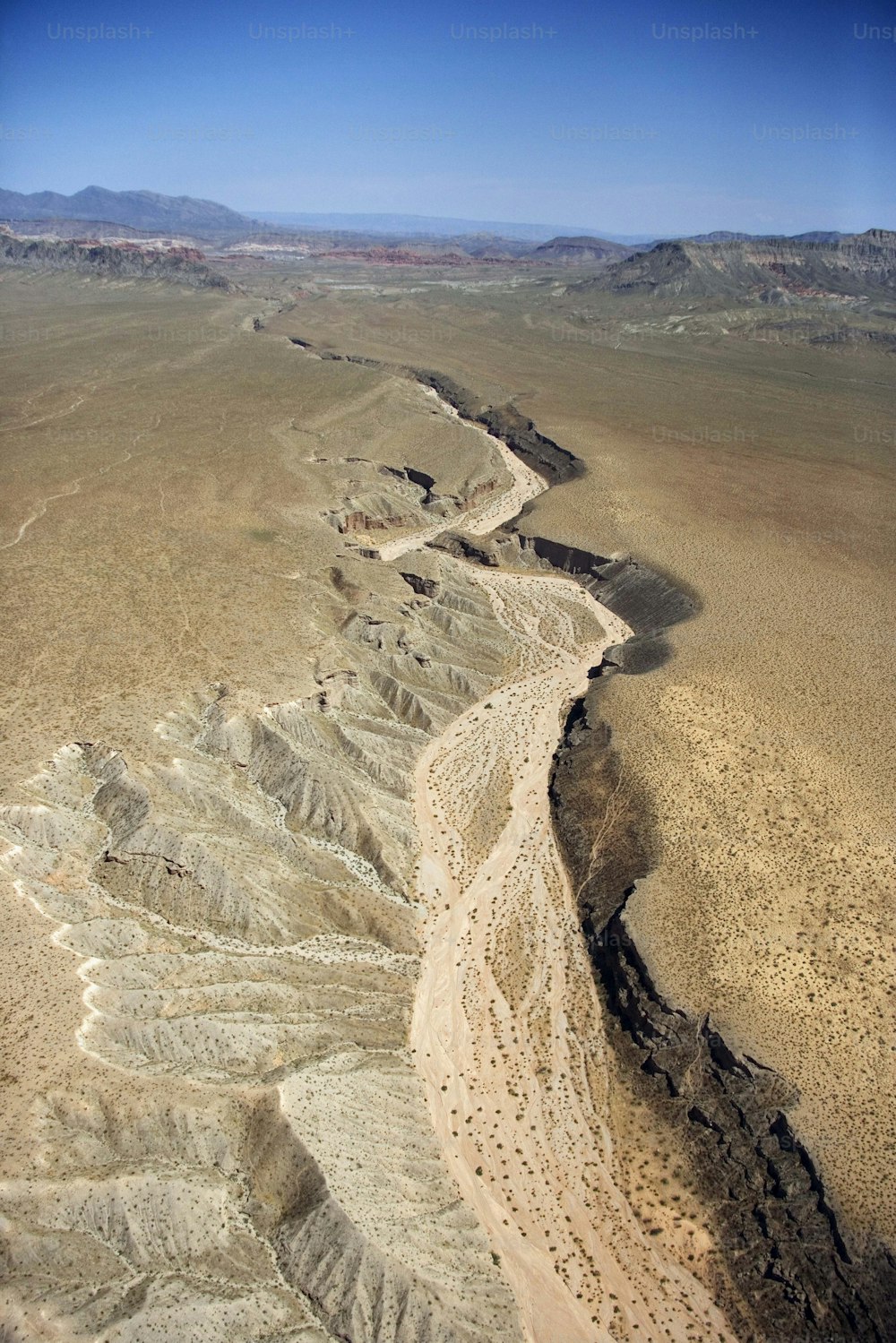 une vue aérienne d’un désert traversé par une rivière