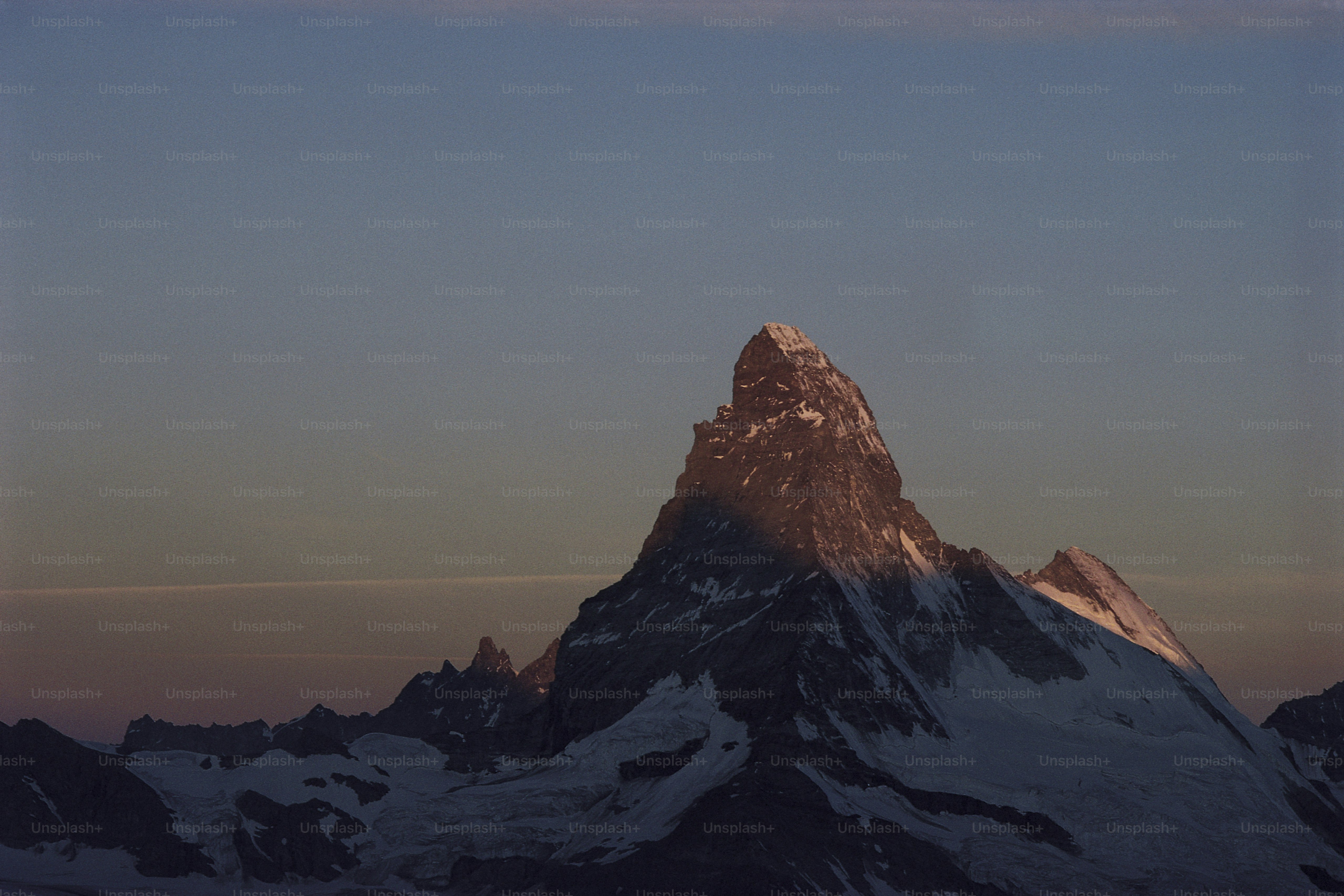 une très haute montagne enneigée avec un fond de ciel