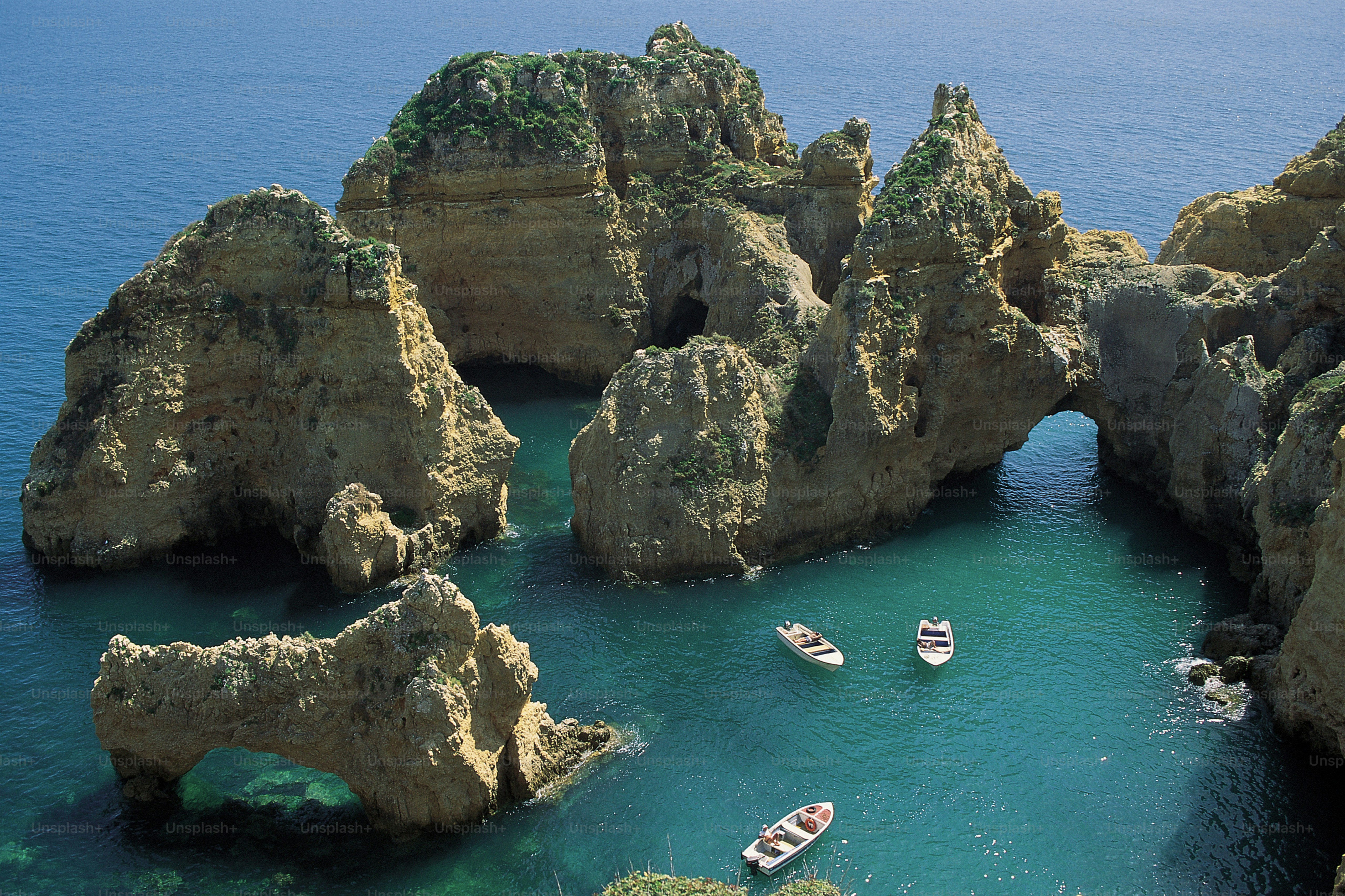 eine Gruppe von Booten, die auf einem Gewässer schwimmen