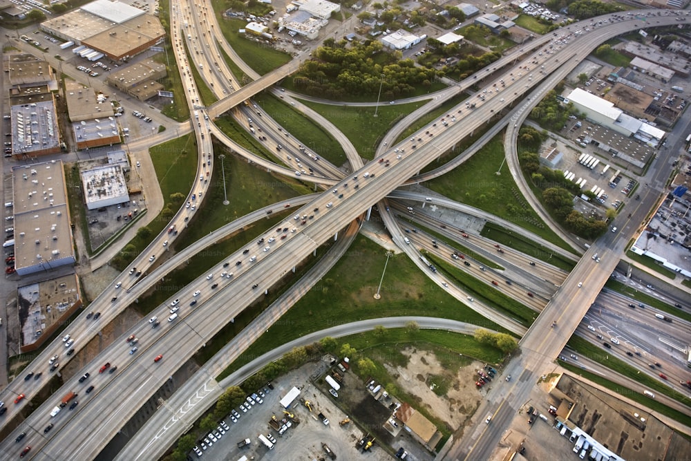 Una vista aérea de una intersección de autopista en una ciudad