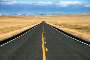uma longa estrada vazia no meio do nada