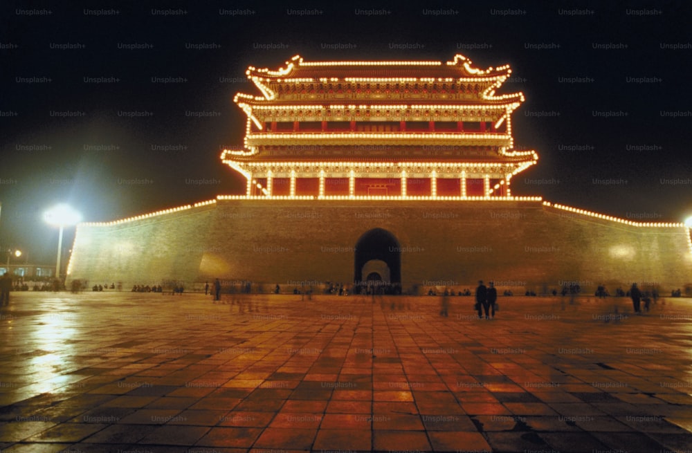 Un grand bâtiment avec beaucoup de lumières autour