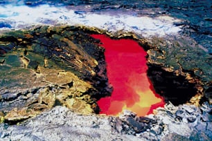 바위 지역 한가운데에 있는 붉은 호수