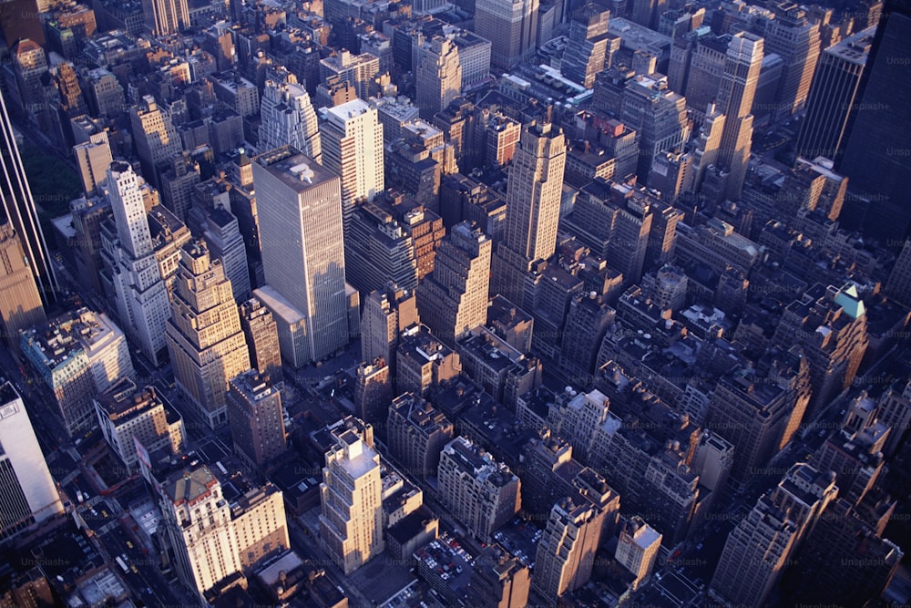 Une vue aérienne d’une ville avec de grands immeubles