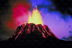 uma montanha muito alta com um fogo vermelho e amarelo muito brilhante saindo dela