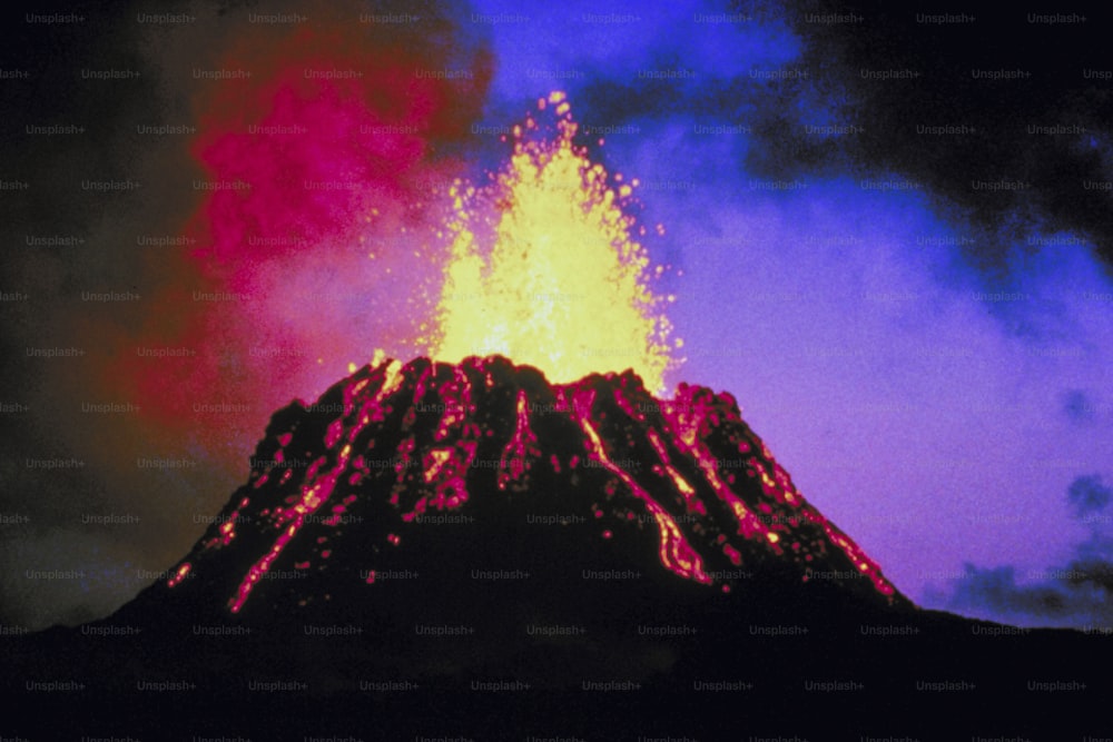 Una montaña muy alta con un fuego rojo y amarillo muy brillante que sale de ella