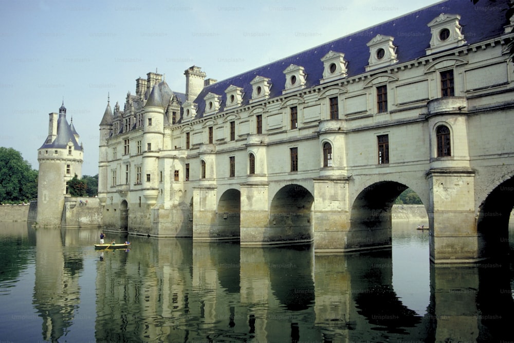 Un château avec un bateau dans l’eau