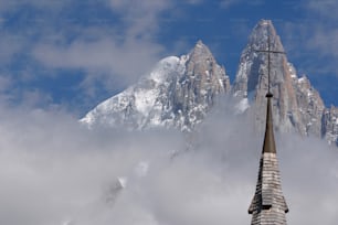 Un campanile della chiesa con una montagna sullo sfondo