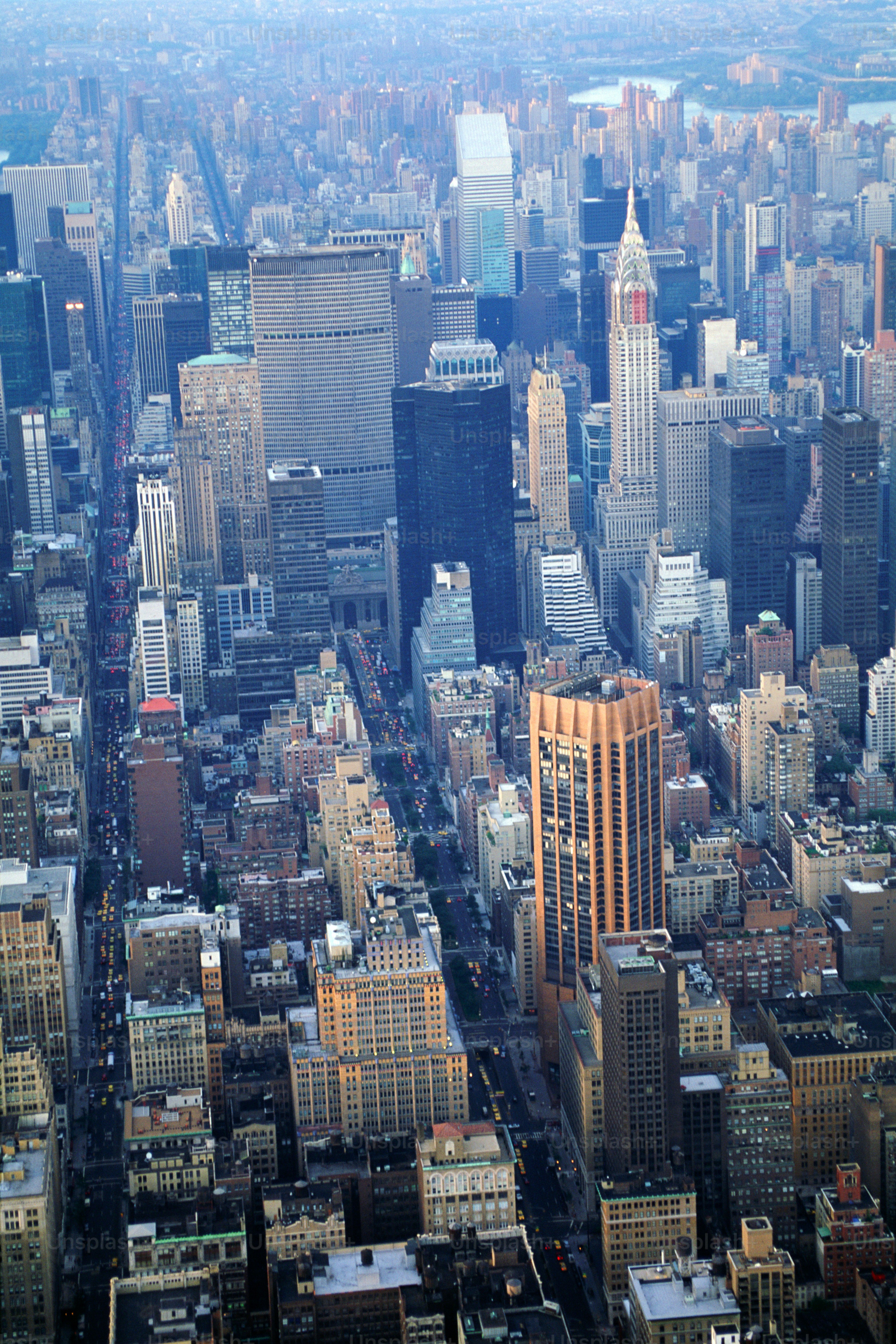 Una vista aérea de una ciudad con edificios altos