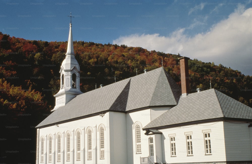 eine weiße Kirche mit einem Turm und einem Turm auf der Spitze